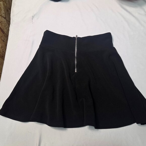 Bozzolo-Vintage-Inspired 90s Black Flared Mini Skirt-Trendy Retro Style - Picture 2 of 3